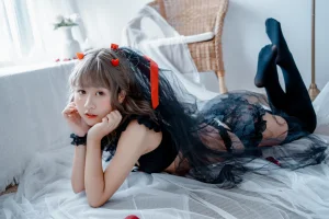 萌芽儿o0《黑婚纱 玫瑰内衣》主题写真：24张全套美图