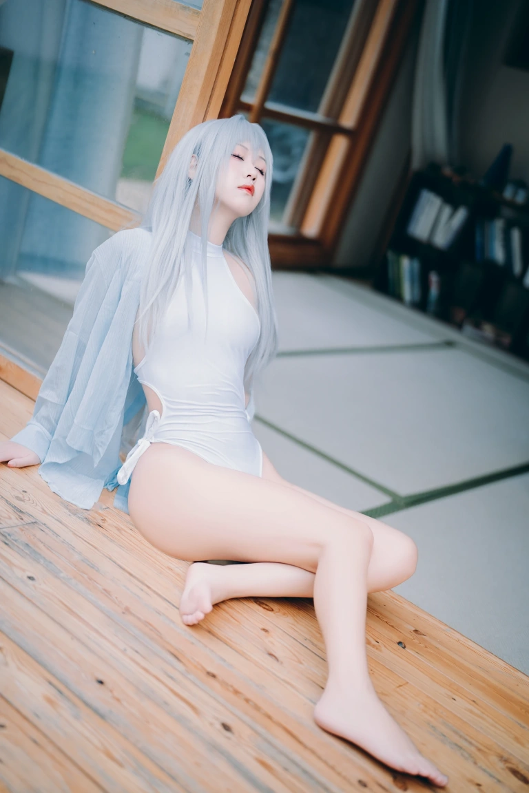萌芽儿o0《白泳装》主题写真：25张全套美图