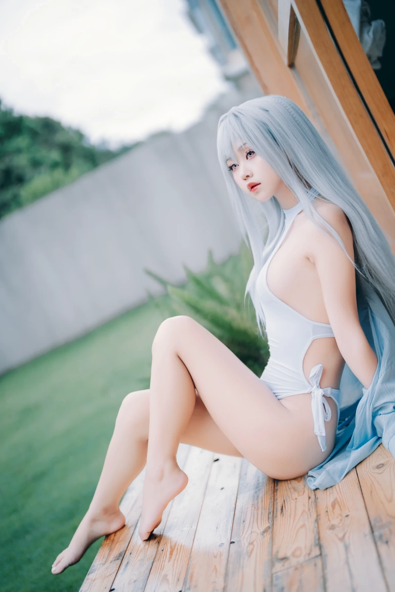 萌芽儿o0《白泳装》主题写真：25张全套美图