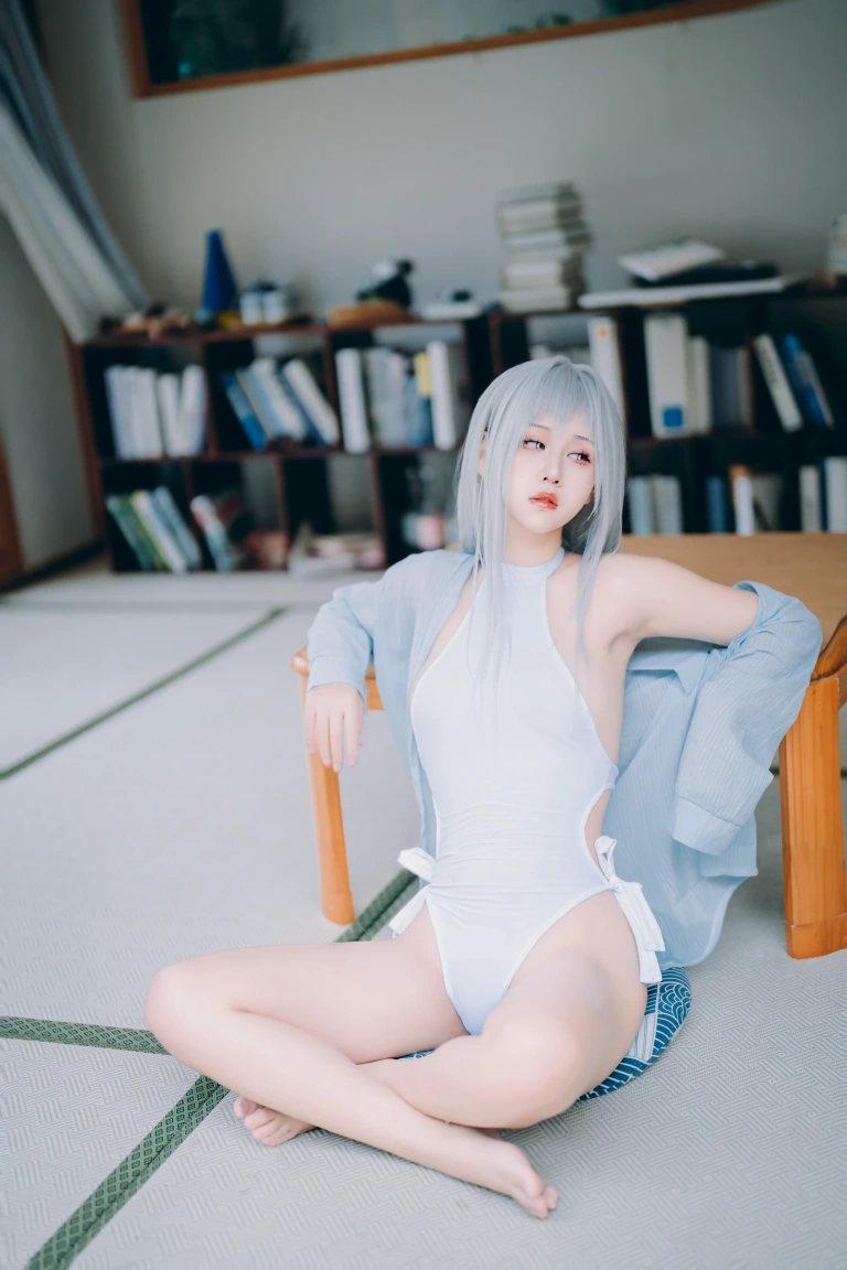 萌芽儿o0《白泳装》主题写真：25张全套美图