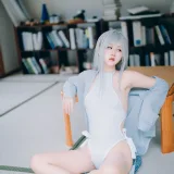 萌芽儿o0《白泳装》主题写真：25张全套美图