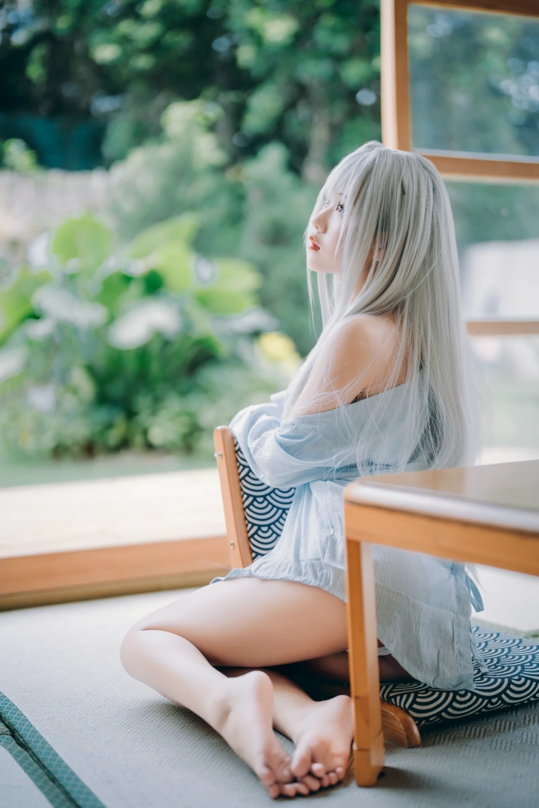 萌芽儿o0《白色泳装》主题写真：25张全套美图
