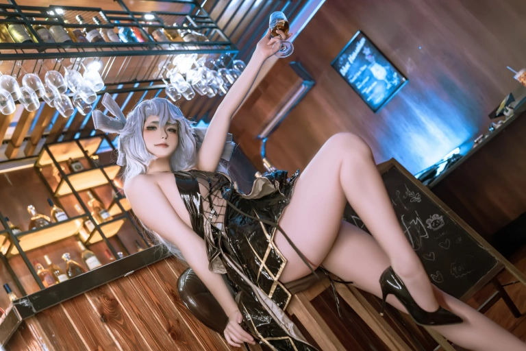 Quan冉有点饿《PA15 香槟怪盗》主题写真：54张全套美图