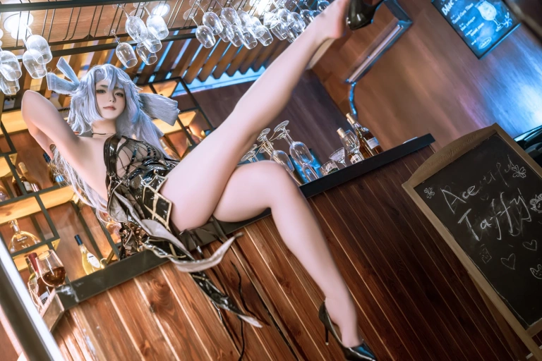 Quan冉有点饿《PA15 香槟怪盗》主题写真：54张全套美图
