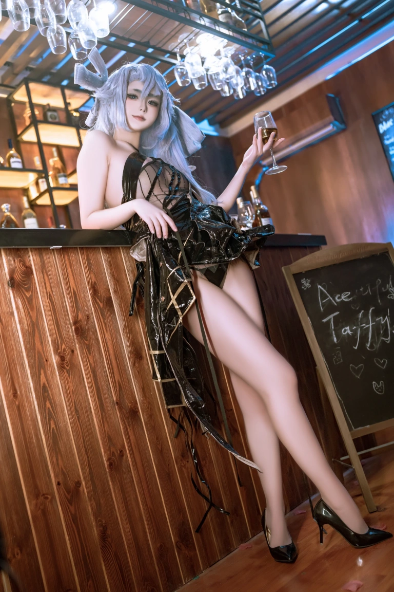 Quan冉有点饿《PA15 香槟怪盗》主题写真：54张全套美图