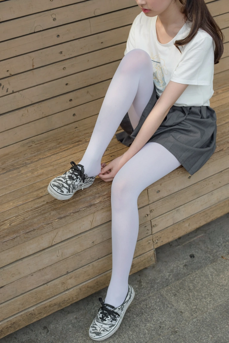 森萝财团《R15-014》主题写真：99张全套美图