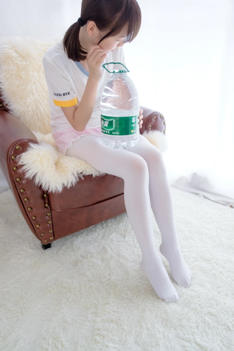 森萝财团《R15-015》主题写真：77张全套美图