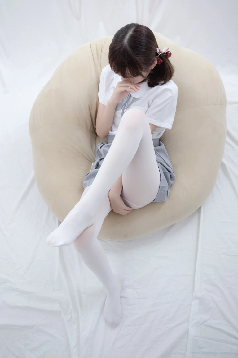 森萝财团《R15-025》主题写真：75张全套美图