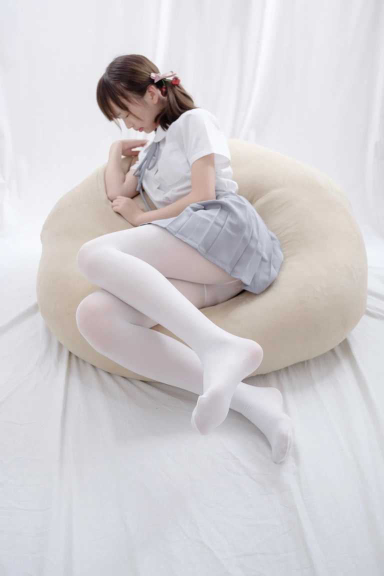 森萝财团《R15-025》主题写真：75张全套美图