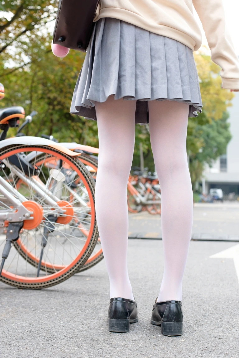 森萝财团《R15-040》主题写真：131张全套美图