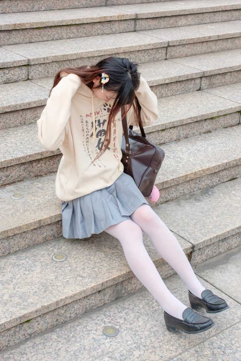 森萝财团《R15-040》主题写真：131张全套美图