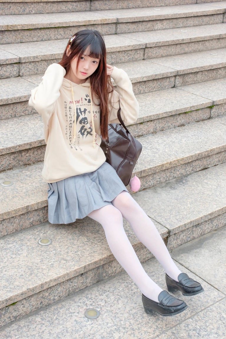 森萝财团《R15-040》主题写真：131张全套美图