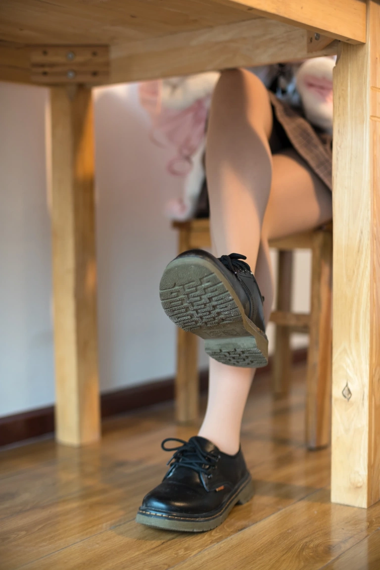 森萝财团《R15-048》主题写真：99张全套美图