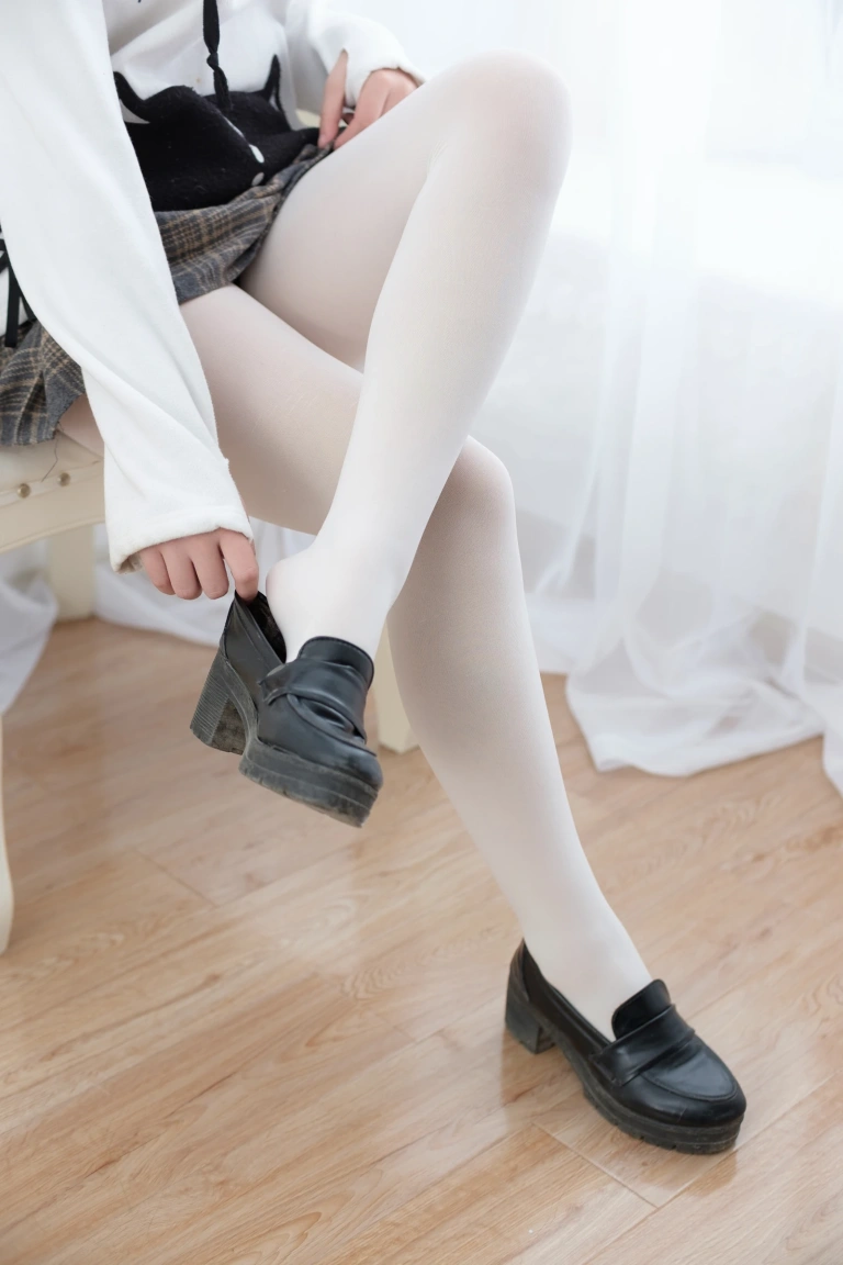 森萝财团《R15-050》主题写真：77张全套美图