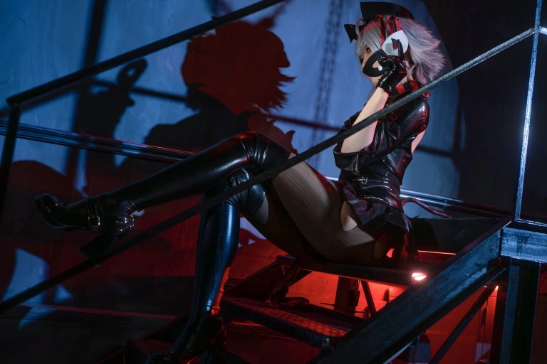 山崎怜Rei《明日方舟 W愚夜密函》主题写真：33张全套美图