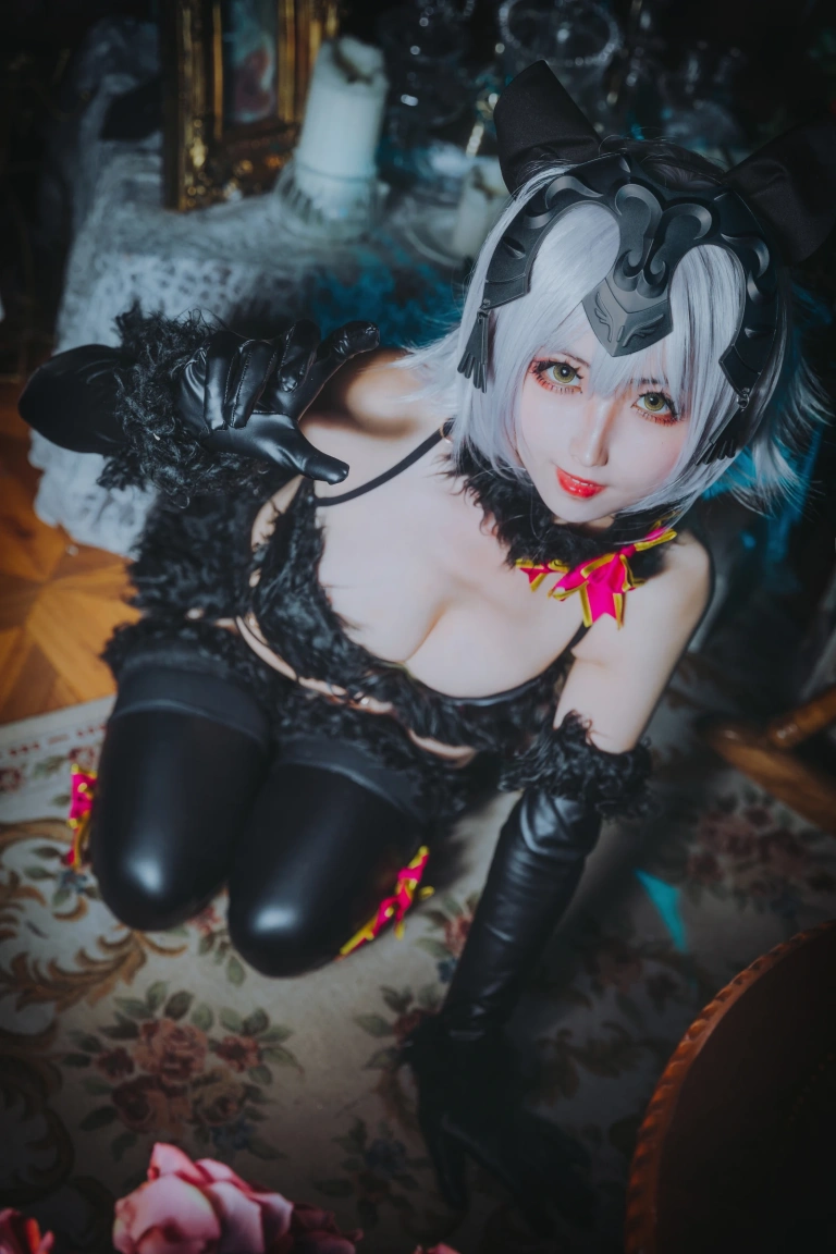 rioko凉凉子《黑贞》主题写真：16张全套美图