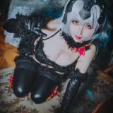 rioko凉凉子《黑贞》主题写真：16张全套美图