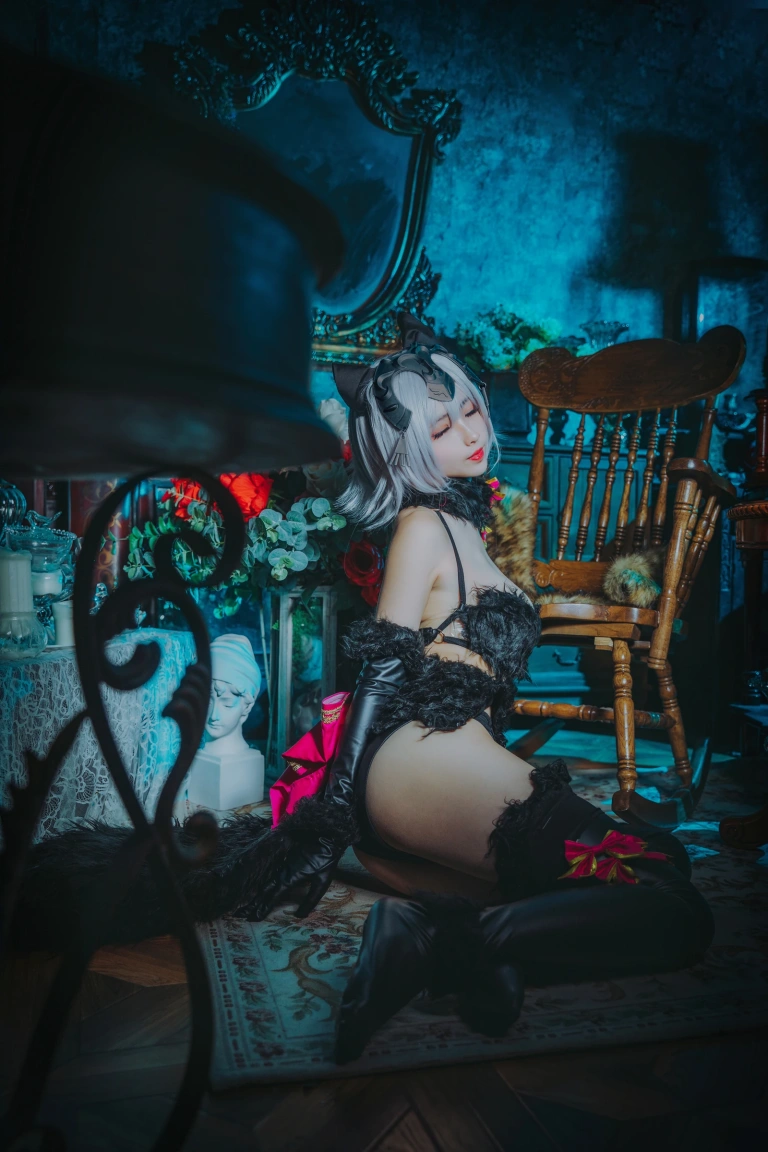 rioko凉凉子《黑贞》主题写真：16张全套美图