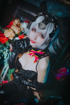 rioko凉凉子《黑贞》主题写真：16张全套美图