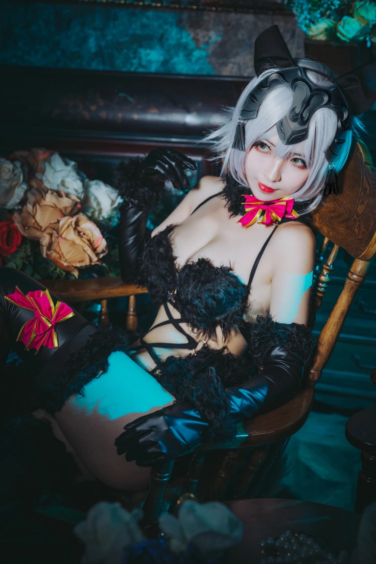 rioko凉凉子《黑贞》主题写真：16张全套美图