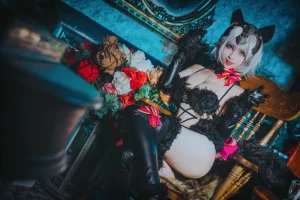 rioko凉凉子《黑贞》主题写真：16张全套美图