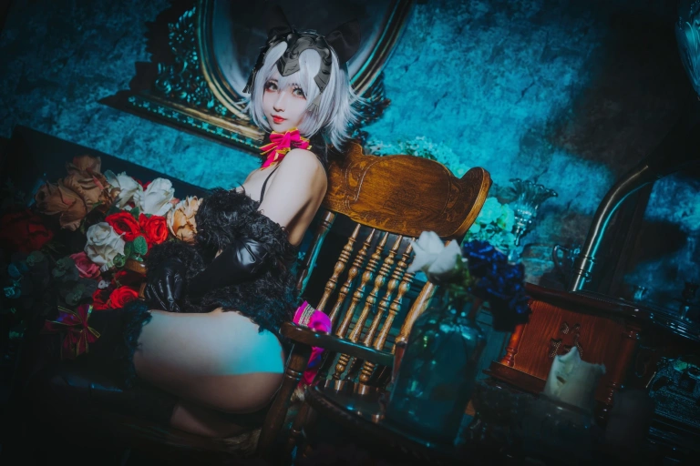 rioko凉凉子《黑贞》主题写真：16张全套美图