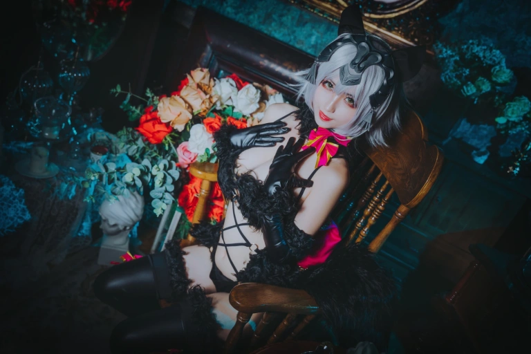 rioko凉凉子《黑贞》主题写真：16张全套美图