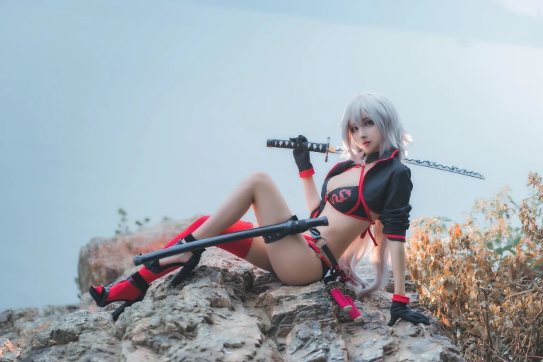 rioko凉凉子《泳装黑贞》主题写真：8张全套美图
