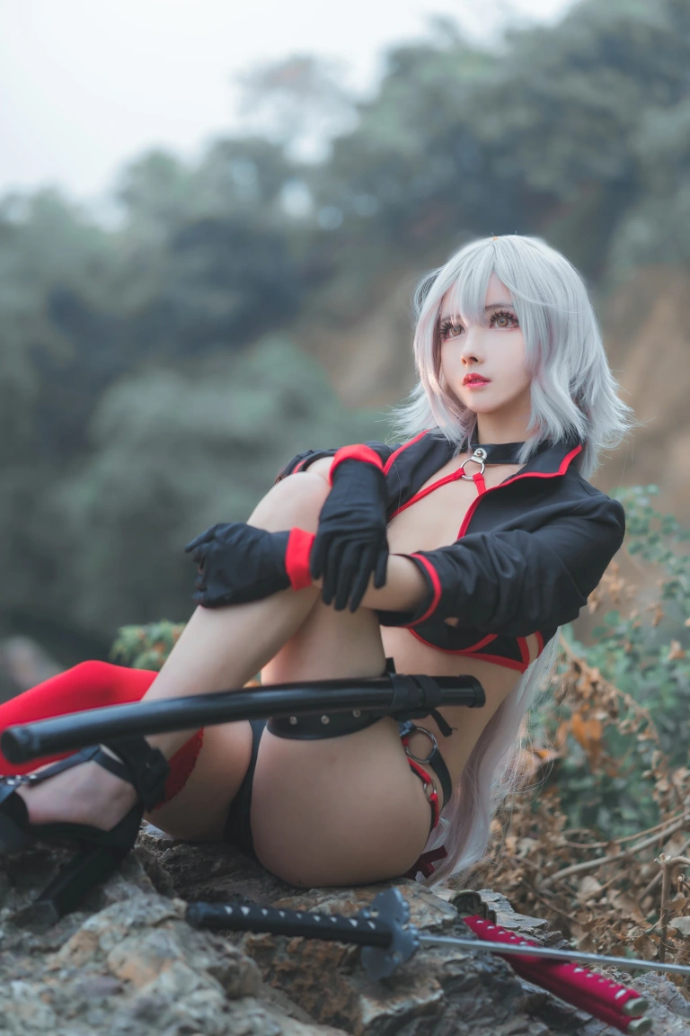 rioko凉凉子《泳装黑贞》主题写真：8张全套美图