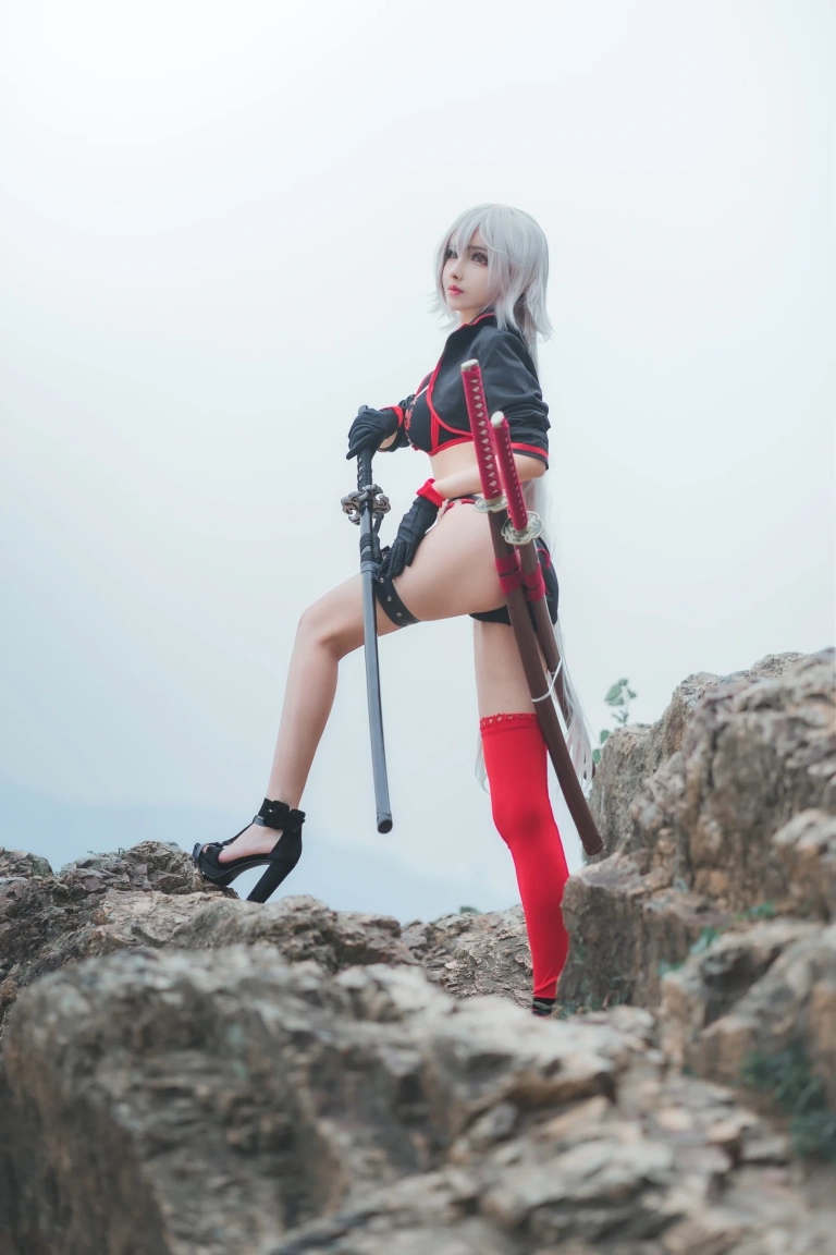 rioko凉凉子《泳装黑贞》主题写真：8张全套美图