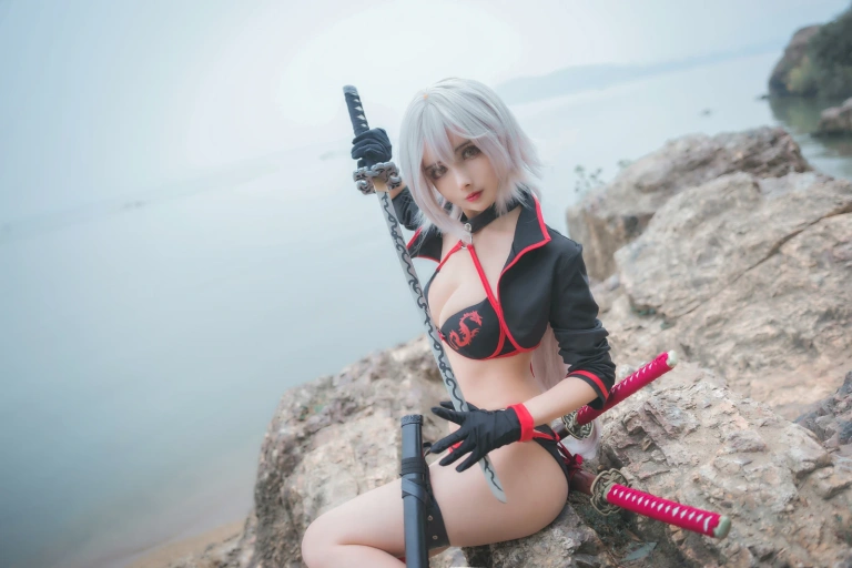 rioko凉凉子《泳装黑贞》主题写真：8张全套美图