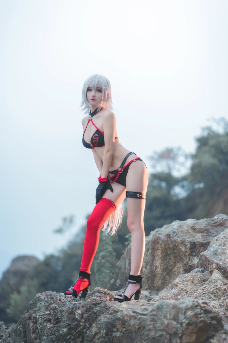 rioko凉凉子《泳装黑贞》主题写真：8张全套美图
