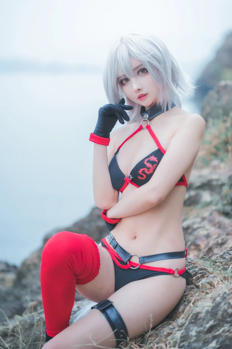 rioko凉凉子《泳装黑贞》主题写真：8张全套美图