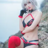 rioko凉凉子《泳装黑贞》主题写真：8张全套美图