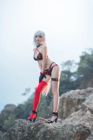 rioko凉凉子《泳装黑贞》主题写真：8张全套美图