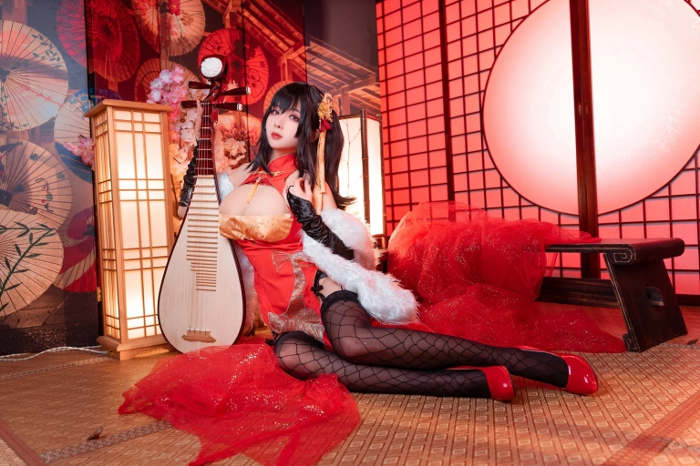 rioko凉凉子《旗袍大凤》主题写真：20张全套美图