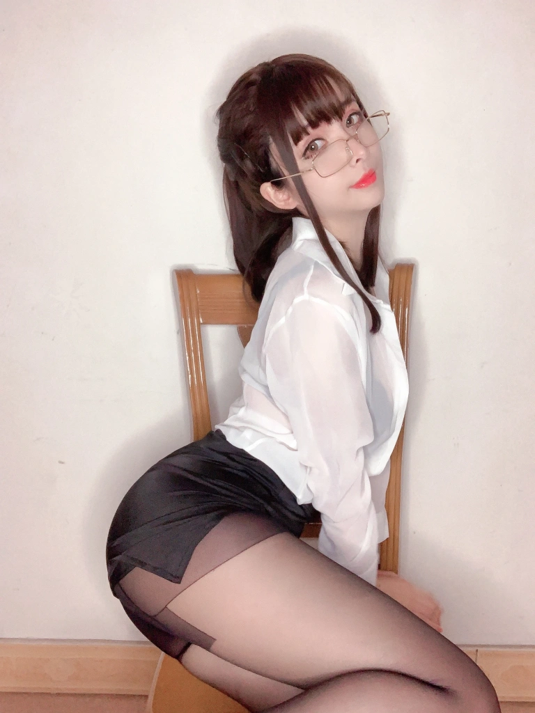 rioko凉凉子《教师》主题写真：18张全套美图