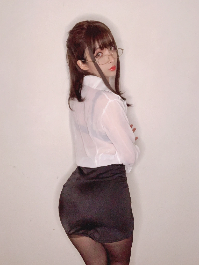 rioko凉凉子《教师》主题写真：18张全套美图
