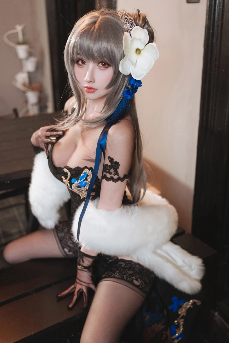 rioko凉凉子《瑰丽的执勤人》主题写真：30张全套美图，含11个视频