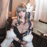 rioko凉凉子《瑰丽的执勤人》主题写真：30张全套美图，含11个视频