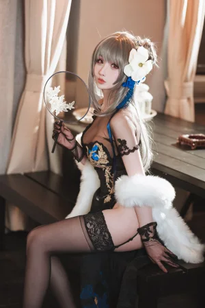 rioko凉凉子《瑰丽的执勤人》主题写真：30张全套美图，含11个视频