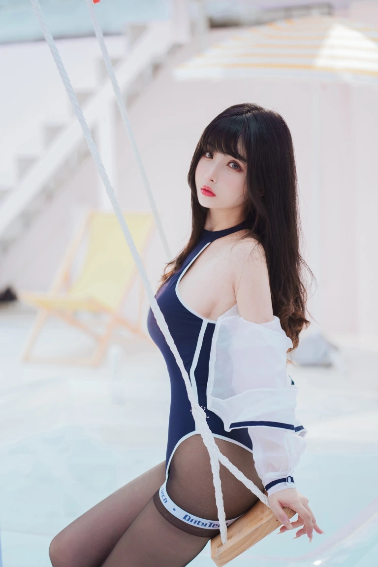 rioko凉凉子《天台竞泳》主题写真：50张全套美图，含1个视频