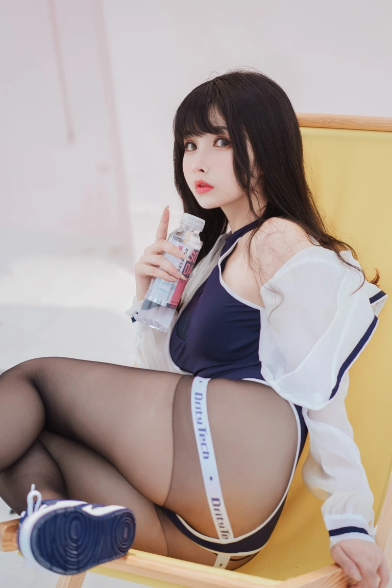 rioko凉凉子《天台竞泳》主题写真：50张全套美图，含1个视频