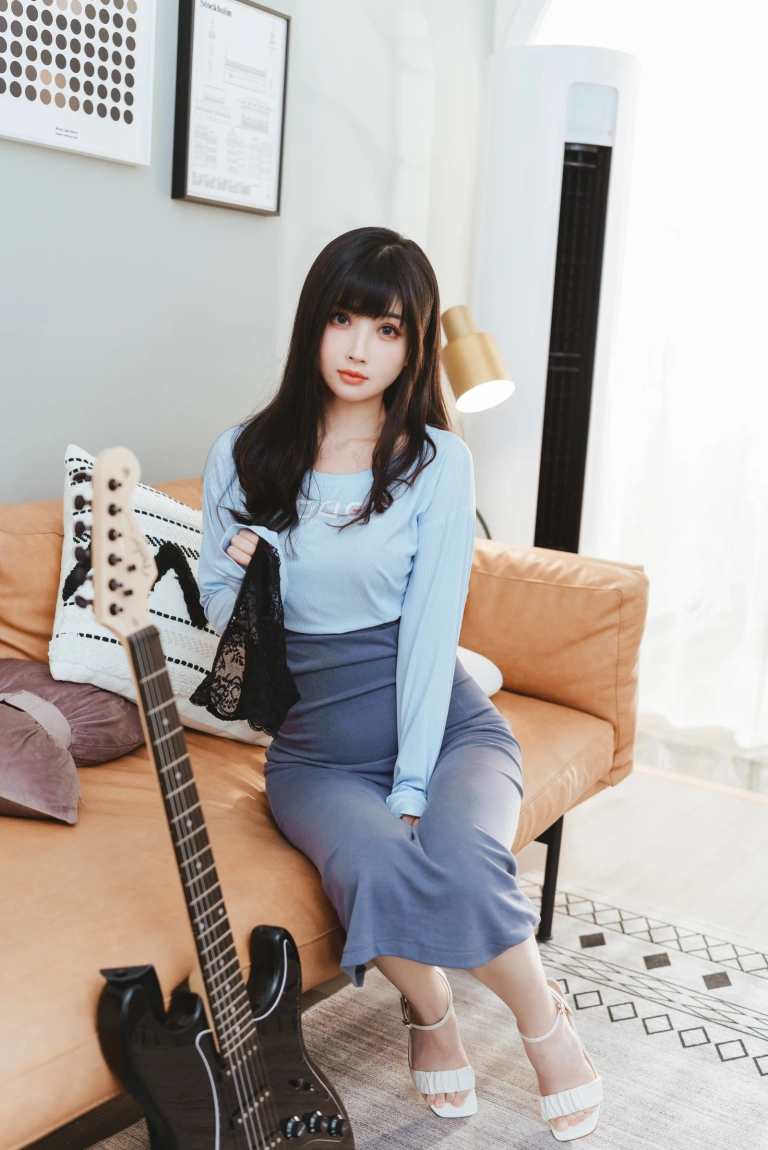 rioko凉凉子《吉他妹妹系带裙》主题写真：45张全套美图，含1个视频