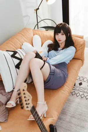 rioko凉凉子《吉他妹妹系带裙》主题写真：45张全套美图，含1个视频