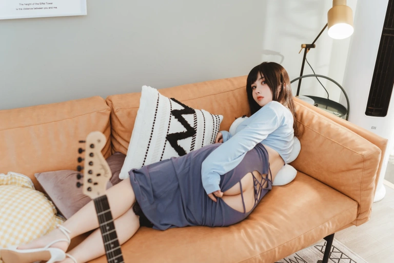rioko凉凉子《吉他妹妹系带裙》主题写真：45张全套美图，含1个视频