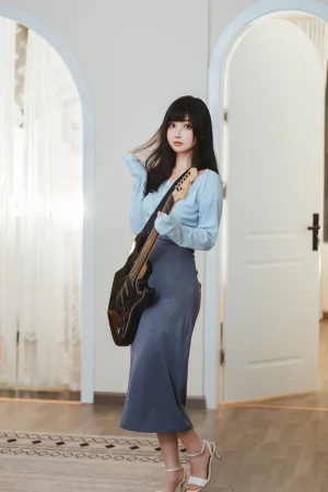 rioko凉凉子《吉他妹妹系带裙》主题写真：45张全套美图，含1个视频
