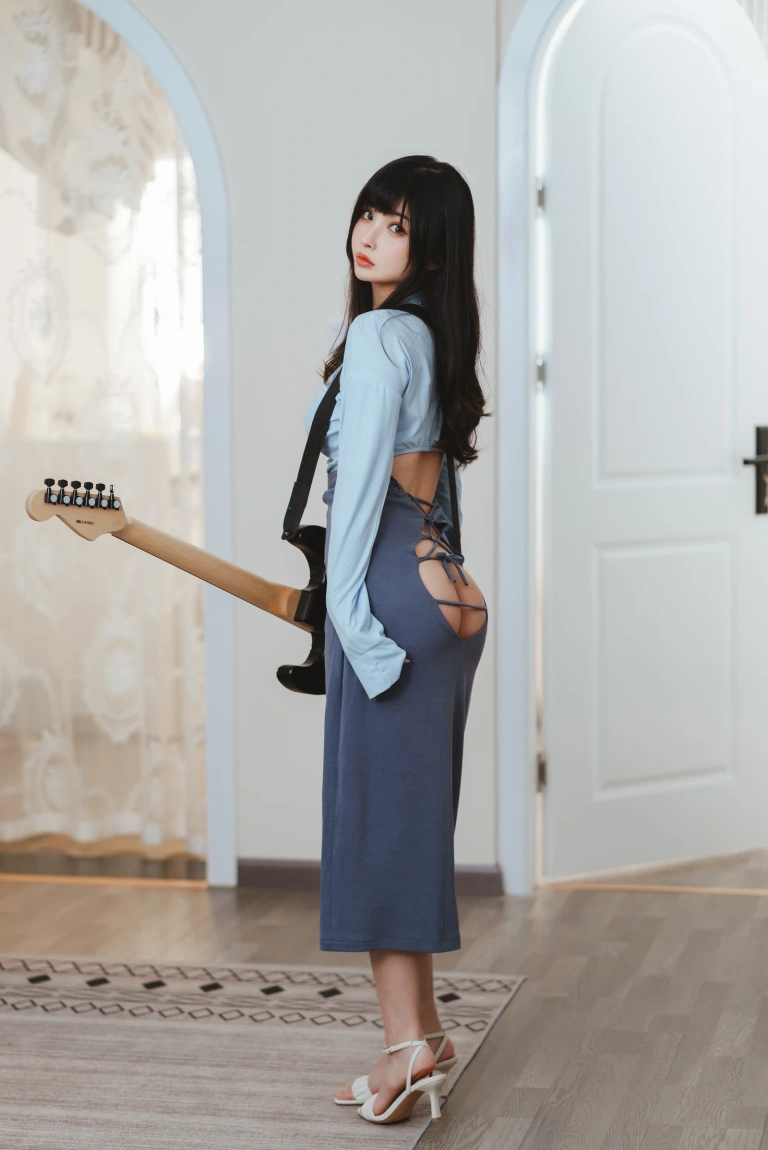 rioko凉凉子《吉他妹妹系带裙》主题写真：45张全套美图，含1个视频