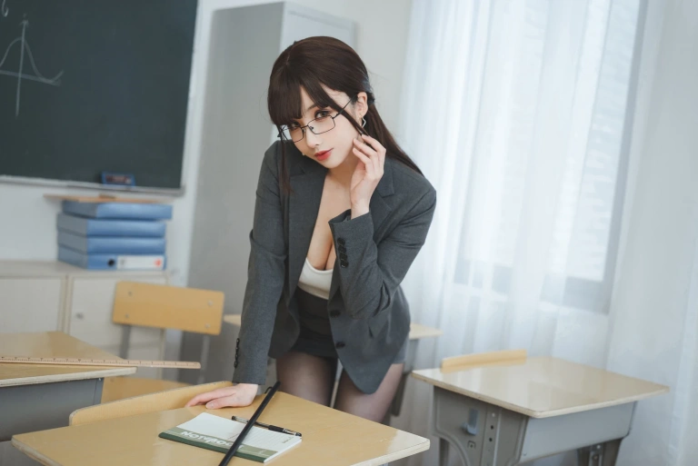rioko凉凉子《《年上の韵》奇怪的老师》主题写真：25张全套美图，含3个视频