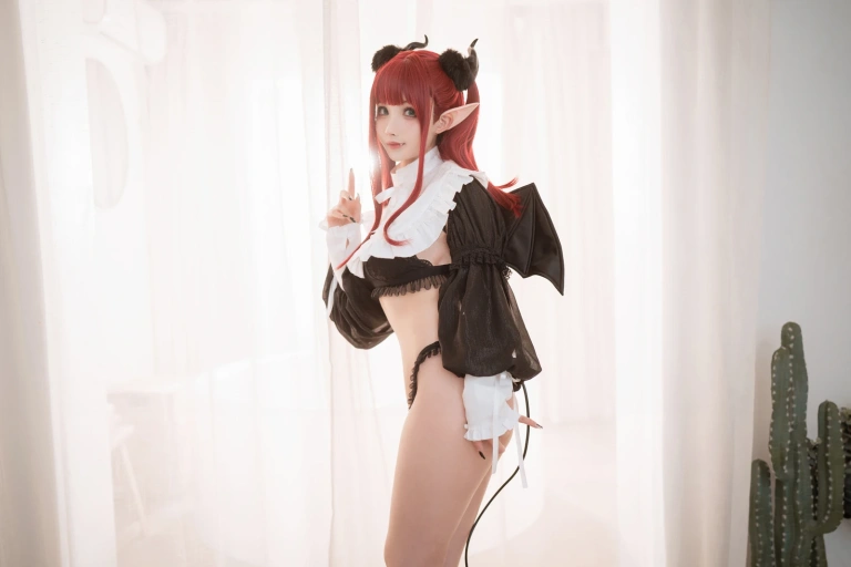 rioko凉凉子《更衣人偶坠入爱河 喜多川海梦 梦魔利兹》主题写真：48张全套美图
